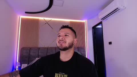 Snapshot of mr_mikee_ chatting on May 4, 3:02 am MIKEE online show from May 4, 3:02 am