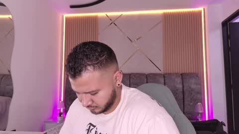 Snapshot of mr_mikee_ chatting on May 26, 3:02 am MIKEE online show from May 26, 3:02 am