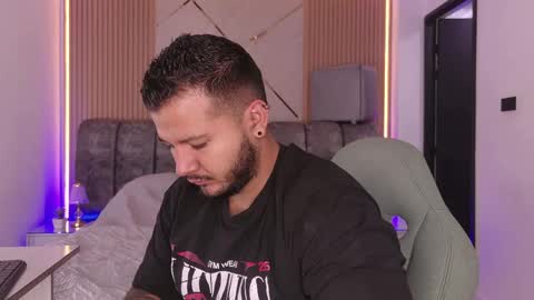 Snapshot of mr_mikee_ chatting on June 6, 3:11 am MIKEE online show from June 6, 3:11 am