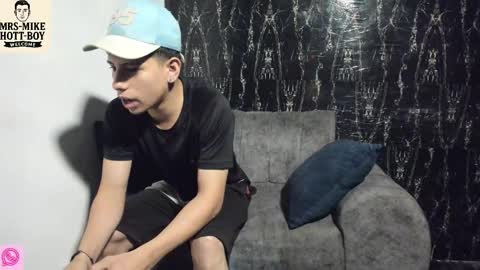 Snapshot of mr_mikehott_8 chatting on December 16, 3:55 am mr_mikehott_8 online show from December 16, 3:55 am