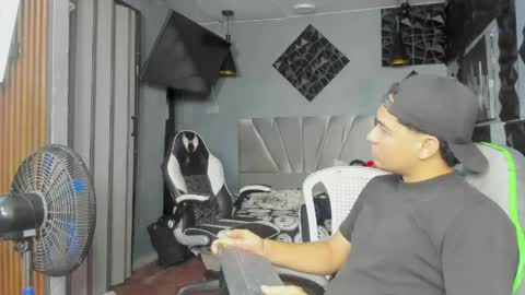Snapshot of mr_mois chatting on May 26, 5:36 am mr_mois online show from May 26, 5:36 am