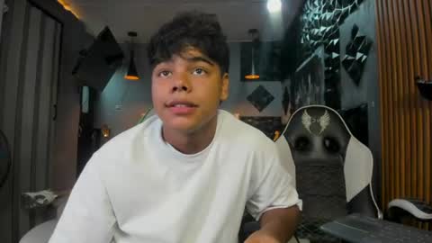 Snapshot of mr_mois chatting on June 17, 5:21 am mr_mois online show from June 17, 5:21 am