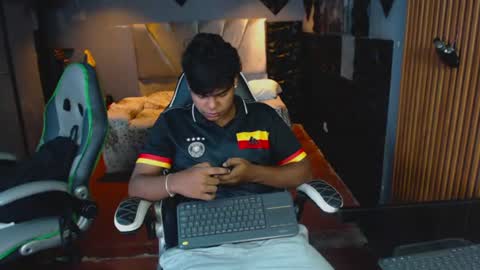 Snapshot of mr_mois chatting on June 26, 5:56 am mr_mois online show from June 26, 5:56 am