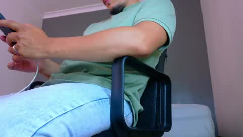 Snapshot of mrfox__ chatting on June 18, 7:29 pm Mr Fox online show from June 18, 7:29 pm