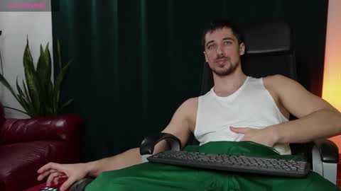 Snapshot of mrgreeneyes01 chatting on February 17, 5:43 pm juan luis online show from February 17, 5:43 pm