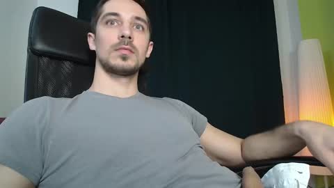 Snapshot of mrgreeneyes01 chatting on February 23, 12:51 am juan luis online show from February 23, 12:51 am