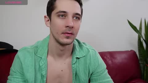 Snapshot of mrgreeneyes01 chatting on March 9, 9:24 am juan luis online show from March 9, 9:24 am