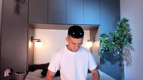 mrjustin_ online show from November 17, 8:03 pm