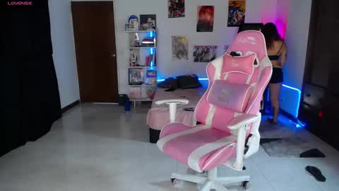 Manuela3 online show from November 18, 6:45 pm