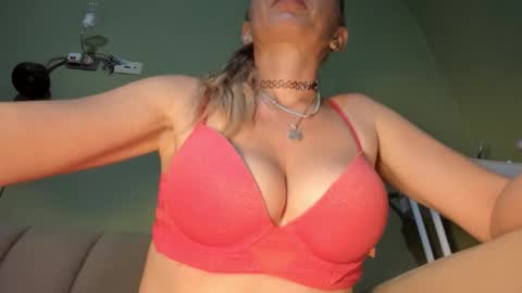 Snapshot of mspurrfectlove chatting on November 27, 3:30 am MsPurrfectLove online show from November 27, 3:30 am