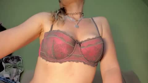 Snapshot of mspurrfectlove chatting on December 1, 3:50 pm MsPurrfectLove online show from December 1, 3:50 pm