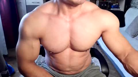 Snapshot of musclebredon chatting on June 21, 8:39 am BRENDON online show from June 21, 8:39 am