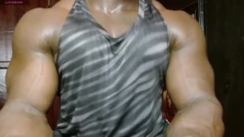 Snapshot of musclegodsammy23 chatting on April 10, 1:22 am musclegod23 online show from April 10, 1:22 am