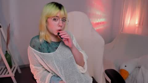 MylaFlores online show from December 9, 2:45 am