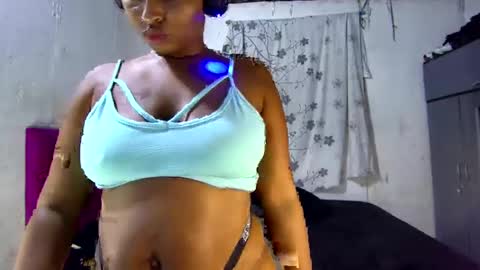 Snapshot of myle_browm chatting on February 10, 1:35 am myle online show from February 10, 1:35 am