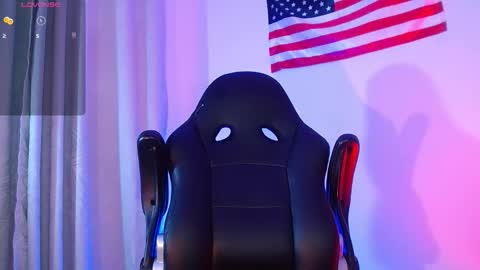 Snapshot of mylowallacee chatting on November 27, 9:17 pm Mylo Wallace online show from November 27, 9:17 pm