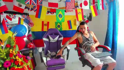 Snapshot of myluandjackhot chatting on June 22, 1:08 pm Myluandjack online show from June 22, 1:08 pm