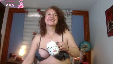 Snapshot of nadia_84 chatting on May 4, 7:43 pm nadia_84 online show from May 4, 7:43 pm