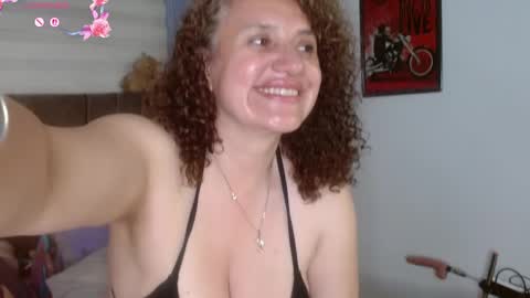 Snapshot of nadia_84 chatting on May 22, 2:01 pm nadia_84 online show from May 22, 2:01 pm