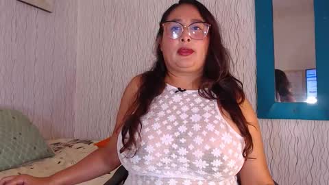 Snapshot of nadiawhite_ chatting on October 17, 5:48 pm Nadia online show from October 17, 5:48 pm