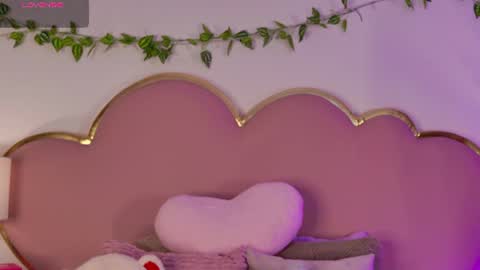 NahiaraReina  online show from June 22, 1:30 pm