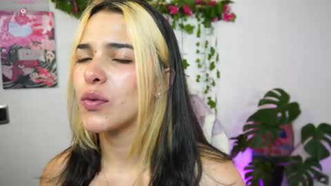 Snapshot of naho_4269 chatting on April 25, 1:19 am Naho Sigueme en mis Redes Sociales Follow me on my social networks online show from April 25, 1:19 am