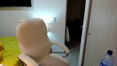 independent model online show from October 28, 1:42 am