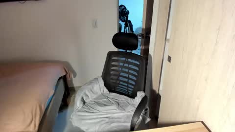 independent model online show from May 13, 1:14 am