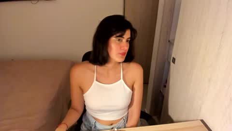 independent model online show from June 6, 1:21 am