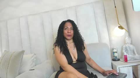 Snapshot of nahomi_dominique chatting on June 24, 1:10 pm Nahomi Dominique online show from June 24, 1:10 pm
