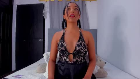 Snapshot of nahomi_miller_ chatting on March 4, 3:44 am Laura online show from March 4, 3:44 am