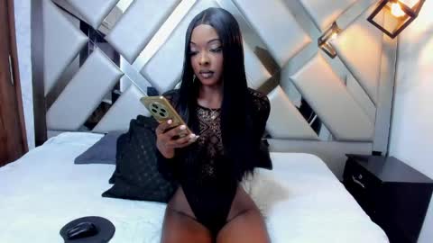 Snapshot of nahomii_hill chatting on May 12, 8:39 pm Nahomi online show from May 12, 8:39 pm