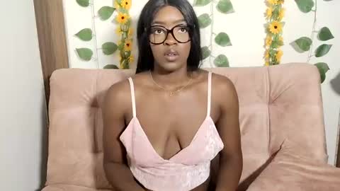Snapshot of nahomy_smiiths chatting on June 24, 7:35 pm Nahomy online show from June 24, 7:35 pm