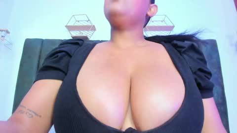 Snapshot of nahomygrey_ chatting on May 30, 8:17 pm Nahomy online show from May 30, 8:17 pm