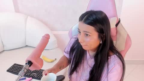 Nahomy Roberts online show from March 12, 8:53 am