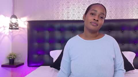 naiaramasson_ online show from June 3, 11:57 am