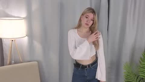 Snapshot of nancyajasin chatting on November 17, 3:23 am Hello im Lola online show from November 17, 3:23 am