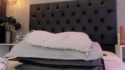 Naomi Blair online show from June 18, 9:14 am