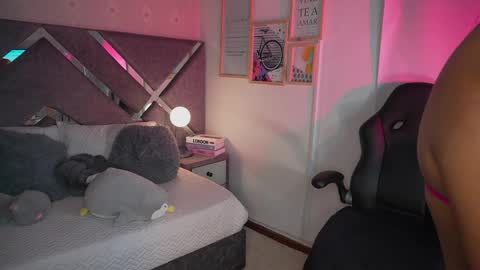Naomi-Gray  online show from June 8, 8:42 pm