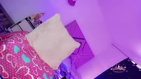 naomisaenz01 online show from July 6, 3:03 pm