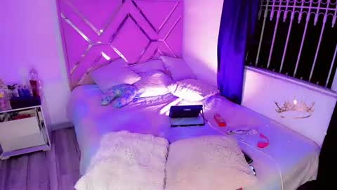 naomisaenz01 online show from July 13, 8:06 am