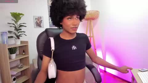 Snapshot of naomisaenz_ chatting on June 17, 9:45 am N A O M I online show from June 17, 9:45 am