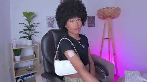 Snapshot of naomisaenz_ chatting on June 23, 9:07 am N A O M I online show from June 23, 9:07 am