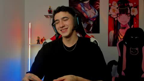 Snapshot of naranjo_seb chatting on December 4, 6:00 am sebastian online show from December 4, 6:00 am