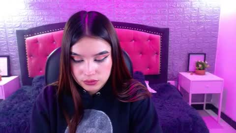 Snapshot of natalie_loffreda chatting on November 4, 3:05 am natalie online show from November 4, 3:05 am