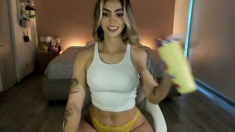 Snapshot of nataly_05 chatting on June 7, 10:46 pm anatalybee online show from June 7, 10:46 pm