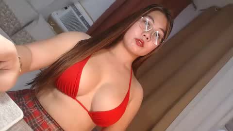 Snapshot of nathalie_hart chatting on May 7, 3:01 am Queen Marga online show from May 7, 3:01 am