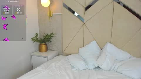 Snapshot of nathalieross1 chatting on December 4, 11:46 pm Nathalie Ross online show from December 4, 11:46 pm