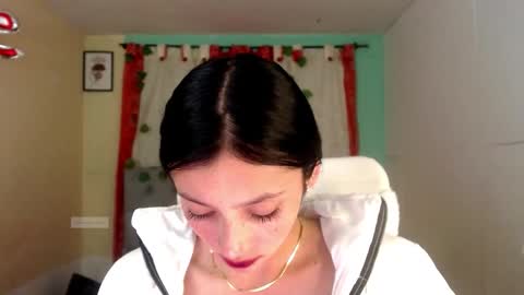 Snapshot of nathaly_blue chatting on December 17, 1:33 am nathaly_blue online show from December 17, 1:33 am