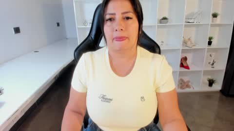 Snapshot of natural_bigboobs chatting on June 6, 7:51 pm Jazmin Bigboobs online show from June 6, 7:51 pm